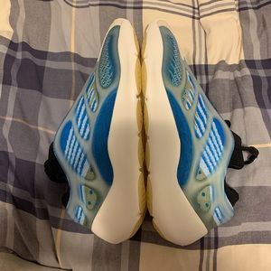 Yeezy 700v3 Arzareth Size 13
